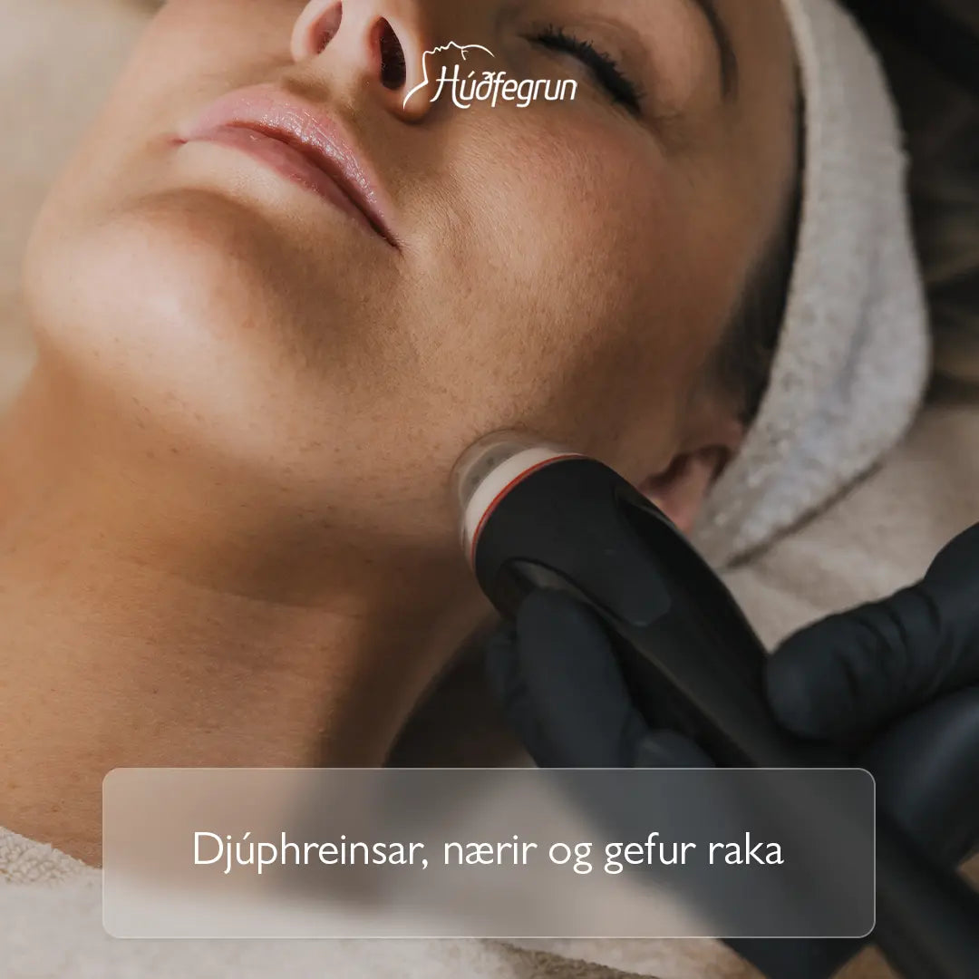 „DermaClear húðmeðferð hjá Húðfegrun, þriggja þrepa sog- og endurnýjunarmeðferð sem hreinsar, sléttar og nærir húð. Mynd notuð í vefverslun Húðfegrunar til að sýna djúphreinsandi meðferð sem hentar öllum húðgerðum.“