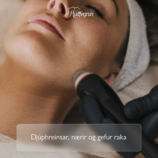 „DermaClear húðmeðferð hjá Húðfegrun, þriggja þrepa sog- og endurnýjunarmeðferð sem hreinsar, sléttar og nærir húð. Mynd notuð í vefverslun Húðfegrunar til að sýna djúphreinsandi meðferð sem hentar öllum húðgerðum.“