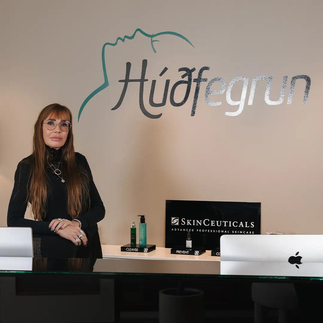 Hlýjar móttökur hjá Húðfegrun í björtum og nútímalegum móttökusal þar sem fagmennska og gæði eru í fyrirrúmi. Í hreinum og glæsilegum húsakynnum tekur reyndur móttökufulltrúi á móti viðskiptavinum og leiðir þá inn í öruggt umhverfi þar sem beitt er háþróaðri tækni og nýjustu lausnum í húðmeðferðum. Markmið okkar er að veita persónulega þjónustu og ná sem bestum árangri fyrir heilbrigða og fallega húð. Hægt er að bóka tíma í síma eða á heimasíðu kliníkurinnar.