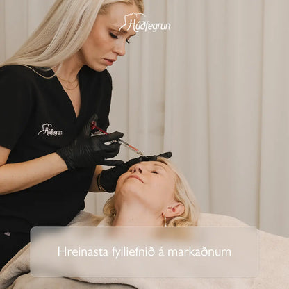 „Gelísprautun hjá Húðfegrun með Neauvia Organic fylliefnum, notuð til að móta andlitsdrætti, fylla varir og milda fínar línur. Mynd notuð í vefverslun Húðfegrunar til að sýna náttúrulega og örugga fyllimeðferð.“