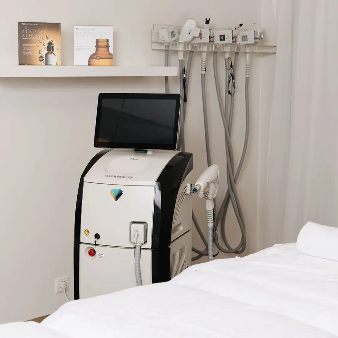 Á vottuðu snyrtistofu okkar í hjarta Reykjavíkur notum við háþróaða og viðurkennda tækni til óskurðaðgerðar fituminnkunar. Í björtum og nútímalegum aðstæðum sinnir faglært starfsfólk persónulegum meðferðum sem miða að því að draga úr óæskilegum fitusöfnunum og móta líkamann á öruggan og faglegan hátt.