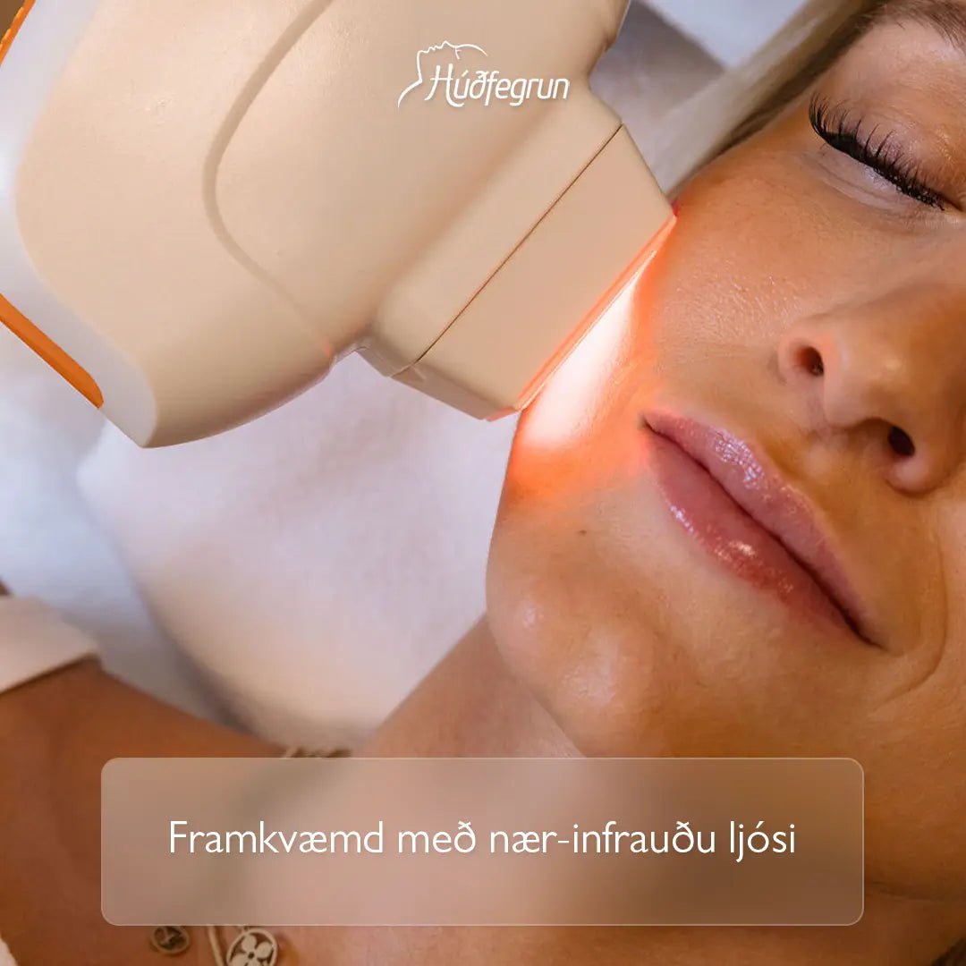 „Hollywood Glow meðferð hjá Húðfegrun með nær-innrauðu ljósi sem þéttir húð og gefur augljósan ljóma. Mynd notuð í vefverslun Húðfegrunar til að sýna örugga, ljómandi og kollagenörvandi húðmeðferð.“