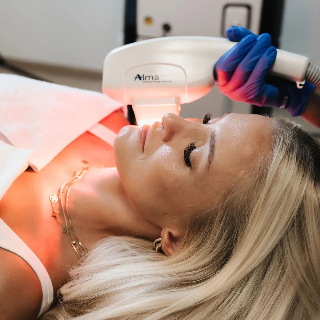 Á myndinni sést Hollywood Glow meðferð framkvæmd hjá Húðfegrun, þar sem notað er nær-innrautt ljós (NIR) til að hita húðina varlega og örva náttúrulega kollagenframleiðslu hennar. Meðferðin hjálpar til við að þétta húð á andliti og hálsi, bæta áferð húðarinnar og gefa henni samstundis fallegan ljóma.

Hollywood Glow er vinsæl húðmeðferð hjá Húðfegrun fyrir þá sem vilja fríska upp á húðina á fljótlegan og þægilegan hátt, hvort sem er fyrir sérstök tilefni eða sem hluti af reglulegri húðumhirðu. Meðferðin hen