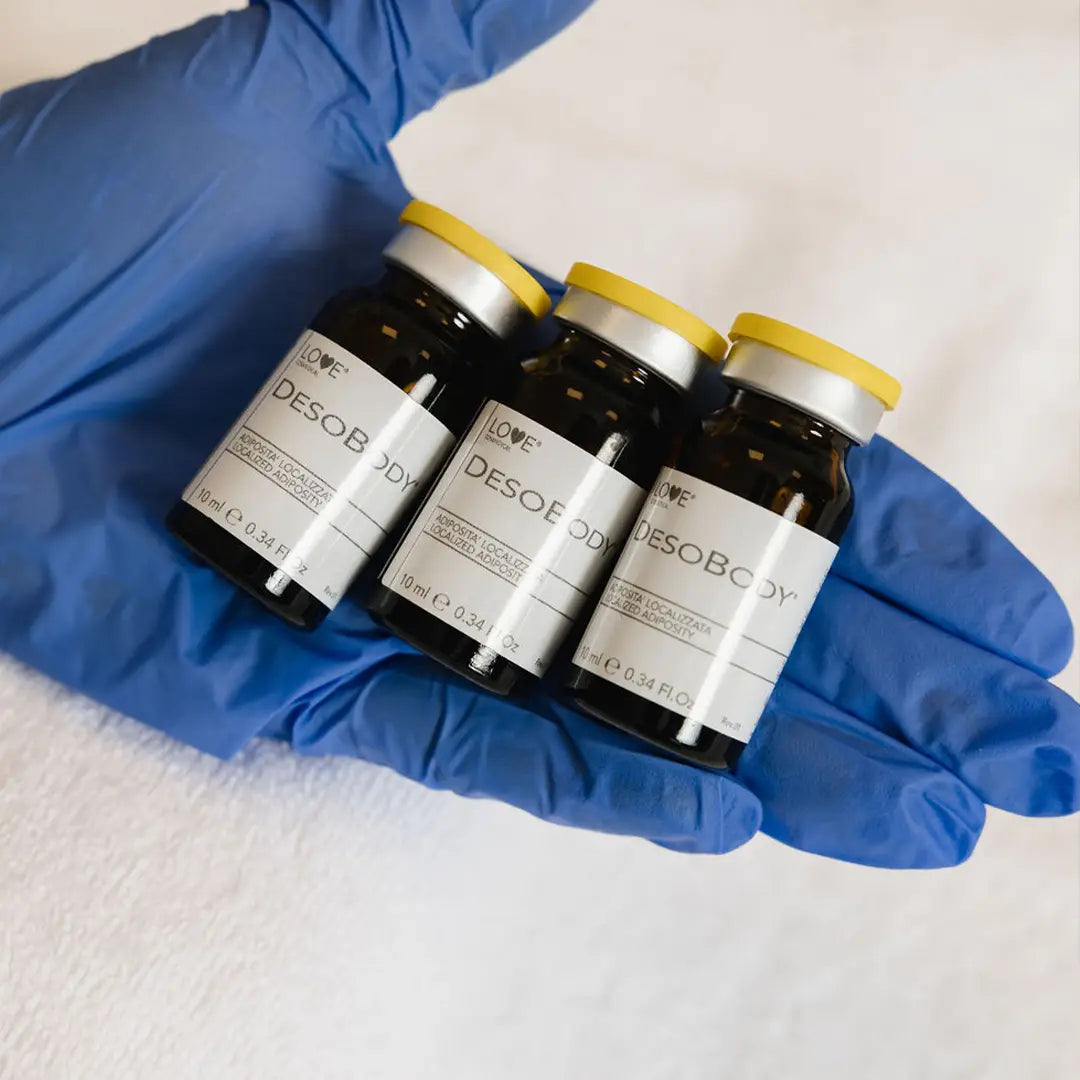 Nærmynd af virku efni sem notað er í fitueyðandi sprautumeðferð, sýnt af menntuðum hjúkrunarfræðingi á vottuðu húð- og fegurðarklíník í Reykjavík. Meðferðin er framkvæmd af faglærðu heilbrigðisstarfsfólki samkvæmt viðurkenndum verklagsreglum og miðar að því að draga úr staðbundnum fitusöfnunum á öruggan og faglegan hátt.