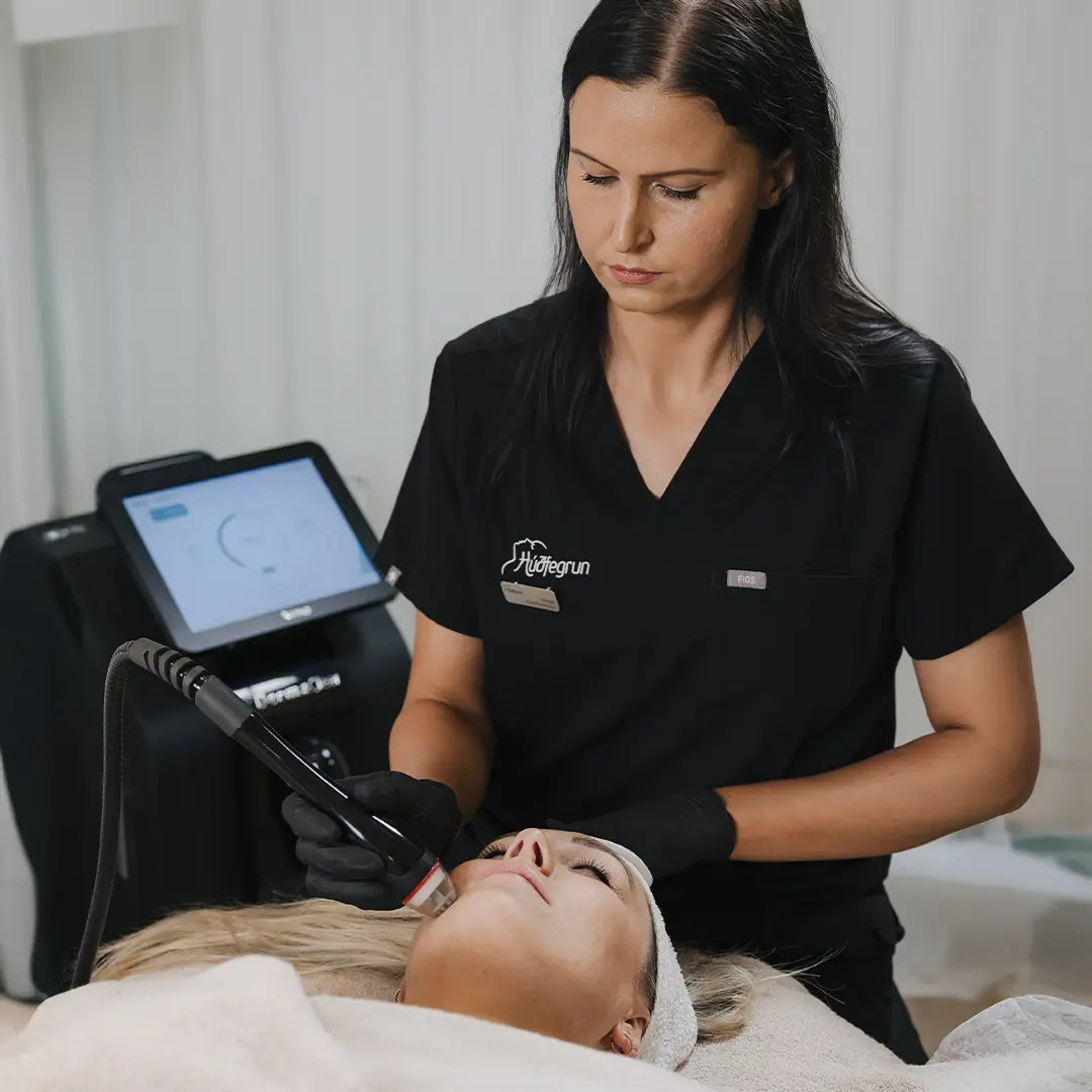 Vottaður hjúkrunarfræðingur framkvæmir DermaClear húðmeðferð í björtu og faglegu umhverfi á Hudfegrun. Meðferðin er framkvæmd með nýjustu DermaClear tækni sem tryggir djúphreinsun, raka og endurnýjun húðar.