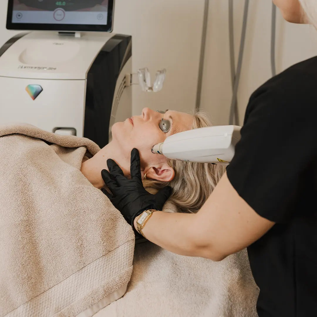 Laserlyfting meðferð framkvæmd á kinnasvæði neðra andlits hjá skjólstæðingi á Húðfegrun, þar sem löggiltur hjúkrunarfræðingur notar nútímalega lasertækni í björtu og hreinu meðferðarými í Reykjavík.