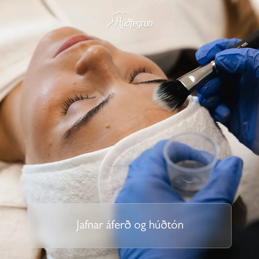 „Ávaxtasýrumeðferð hjá Húðfegrun með öflugum sýtum frá SkinCeuticals. Mynd notuð í vefverslun Húðfegrunar til að sýna húðendurnýjandi meðferð sem bætir áferð, dregur úr litabreytingum og gefur húðinni bjarta áferð.